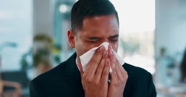 Chorym, biurkiem i człowiekiem dmuchającym nos chusteczką w pracy, chorym i przepracowanym z powodu grypy lub przeziębienia. Alergie, wirusy i ryzyko dla zdrowia pracowników biurowych związane z chorobą, wypaleniem lub biznesmenem z problemem zatok - Materiał filmowy, wideo