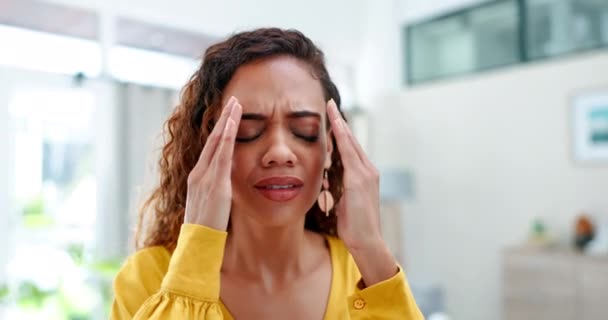 Stress, hoofdpijn of burn-out met een vrouw in het kantoor, wrijven haar slapen terwijl ze lijdt aan pijn. Geestelijke gezondheid, migraine en spanning met een jonge vrouwelijke werknemer die zich uitgeput of overwerkt voelt. - Video