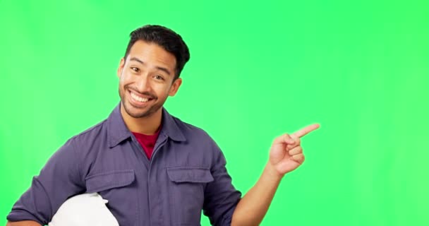 Asijský muž, inženýr a ukazující na zelenou obrazovku pro umístění produktu nebo marketing na pozadí studia. Portrét šťastného mužského dodavatele ukazující gesto nebo poukazující na reklamu na maketě. - Záběry, video