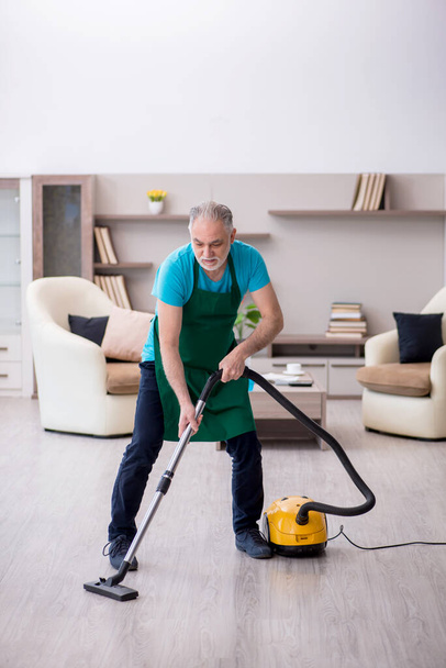 Old contractor cleaning the house - Foto, immagini