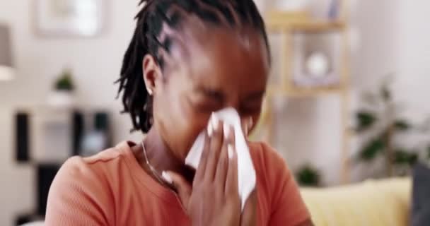 Ziek, vrouw en weefsel voor het snuiten van neus in de huiskamer, hooikoorts allergieën en verkoudheid van het wintervirus. Jonge zwarte vrouw, nies- en influenzaallergie voor gezondheidsproblemen, verhoogd risico en sinusitis. - Video