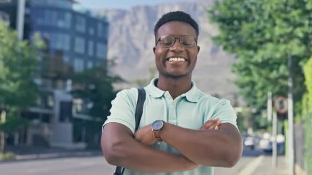 Stadsstraat, glimlach en portret van zwarte man buiten kantoor met tas, geluk en vertrouwen op de stoep. Happy gen z zakenman met trots, creatief succes en bril voor stedelijke startup werknemer - Video