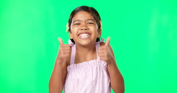 Gelukkig, groen scherm en gezicht van een kind met duimen omhoog voor opwinding geïsoleerd op een studio-achtergrond. Succes, recensie en portret van een meisje met een emoji handpictogram voor tevredenheid en zoals. - Video