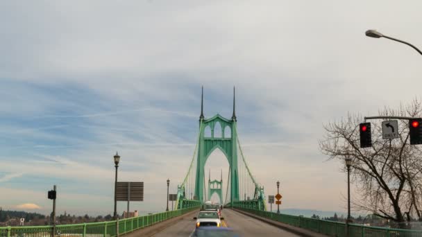 Idő telik film a gyorsan mozgó Auto Traffic a történelmi St. Johns-híd és a felhők Portland Oregon 1080p - Felvétel, videó