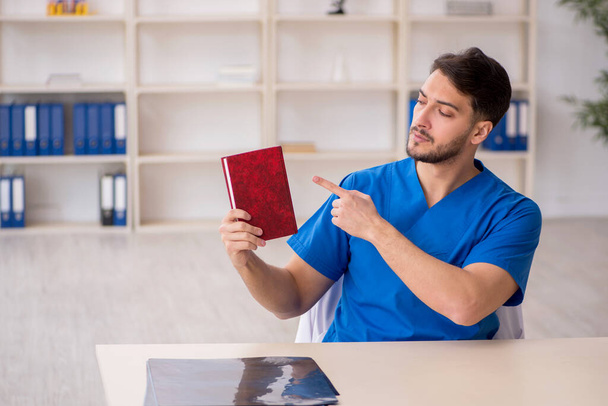Mladý lékař student čtení knihy - Fotografie, Obrázek