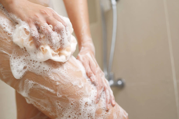 Women use liquid soap to shower to help eliminate bacteria. - Fotoğraf, Görsel