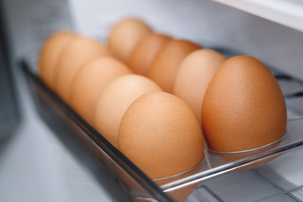 Ovos orgânicos estão na geladeira frescos da fazenda prontos para o café da manhã. - Foto, Imagem