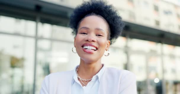 Fekete nő, üzlet és arc, boldog szabadtéri és szakmai gondolkodásmód bizalommal a városban. Nő, irodaház és siker, vállalati portré és mosoly, karrierelégedettség portréban. - Felvétel, videó