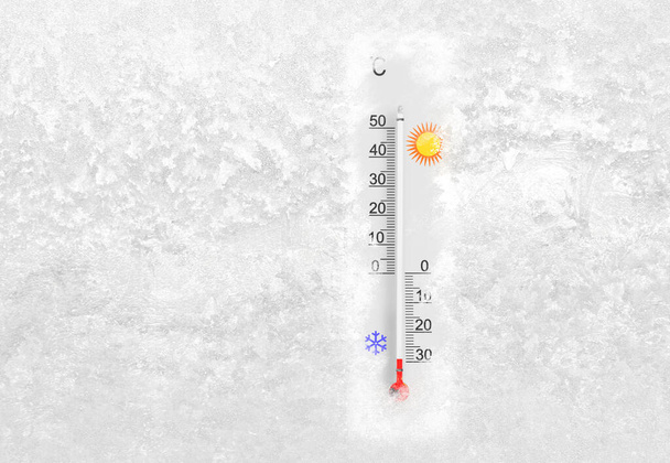 Outdoor thermometer on a frozen window shows minus 29 degrees celsius temperature in cold winter day - Фото, зображення