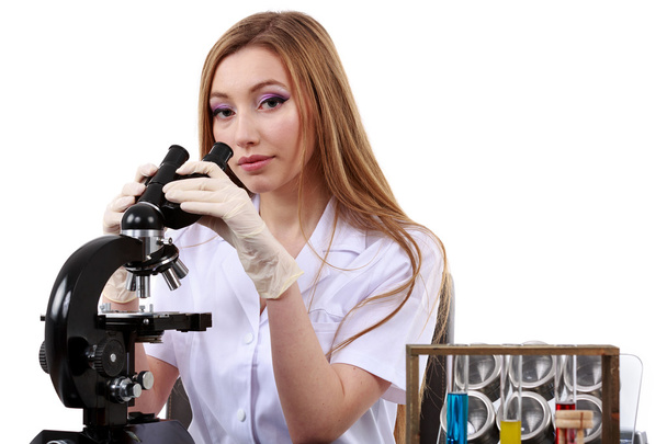 όμορφη γυναίκα επιστήμονας στο εργαστήριο εκτελούν διάφορες λειτουργίες - Φωτογραφία, εικόνα