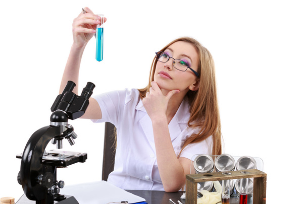 красивая женщина ученый в лаборатории выполнять различные операции
 - Фото, изображение