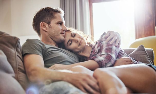 Esto es todo lo que necesito en el mundo. una pareja joven relajándose juntos en el sofá en casa - Foto, imagen