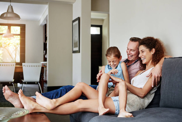 Koti on paikka, jossa he ovat onnellisimpia. onnellinen perhe rentoutua yhdessä kotona - Valokuva, kuva