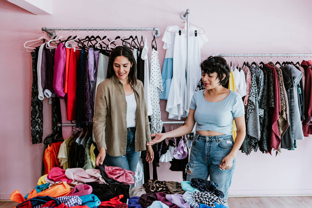Латино-жінка купує покупки в Clothing Store з продавцем в Fashionable Shop вибирає стильний одяг в Мексиці Латинської Америки, ізпанічні люди - Фото, зображення