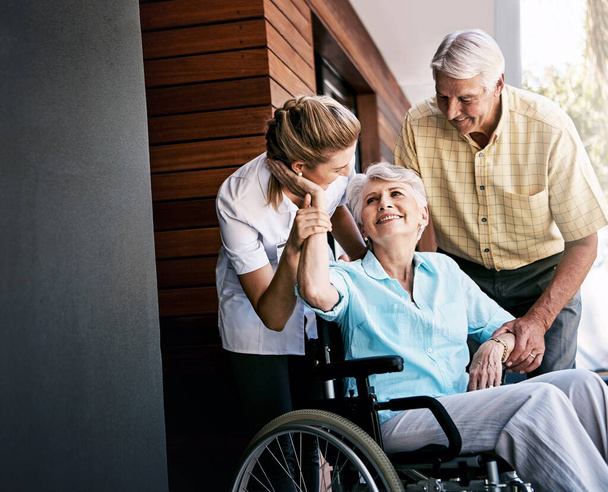 I appreciate your support so much, my dear. a senior couple and a nurse outside a retirement home - Foto, afbeelding