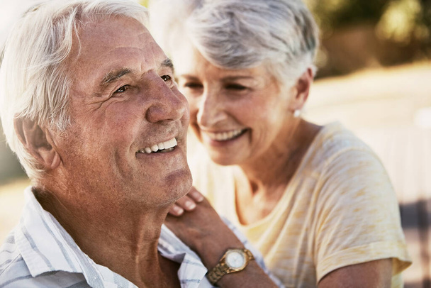 Wahre Liebe wird mit dem Alter einfach besser. ein glückliches Seniorenpaar, das die Zeit zusammen draußen verbringt - Foto, Bild