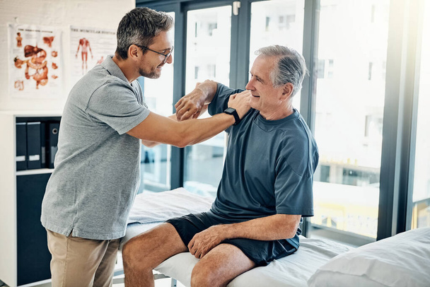 Aus Rückschlägen werden Comebacks. ein gelernter Physiotherapeut testet im Reha-Zentrum die Beweglichkeit seiner mündigen Patienten - Foto, Bild