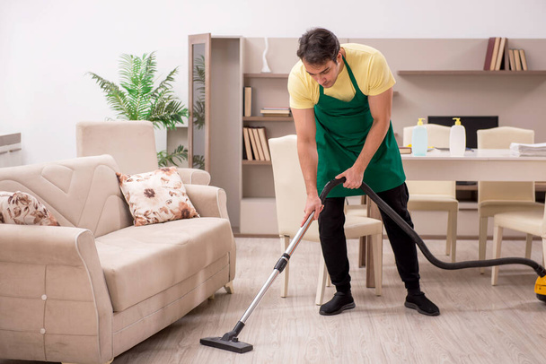 jeune homme nettoyer la maison - Photo, image