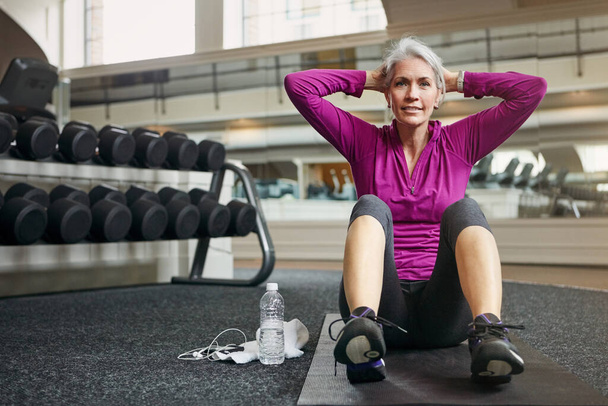 Lo estoy haciendo por mí mismo. Retrato de una mujer madura haciendo ejercicio en el gimnasio - Foto, Imagen