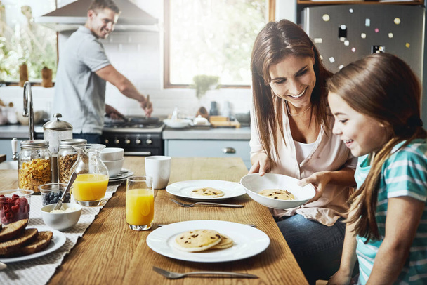 Paljon on jäljellä. perheen aamiainen yhdessä kotona - Valokuva, kuva