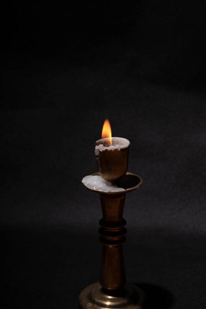 Белая горящая свеча на черном фоне
 - Фото, изображение