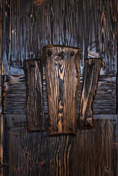 Raue Holzoberfläche. Dunkles Holz mit Beize oder Farbe überzogen. Abstrakter hölzerner Hintergrund - Foto, Bild
