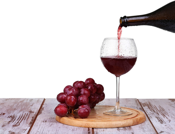 vino versato nel bicchiere con uva e bottiglie isolate
 - Foto, immagini