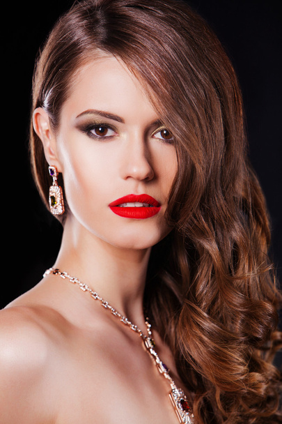 Piękna sexy model z czerwonymi ustami noszenia biżuterii - Zdjęcie, obraz