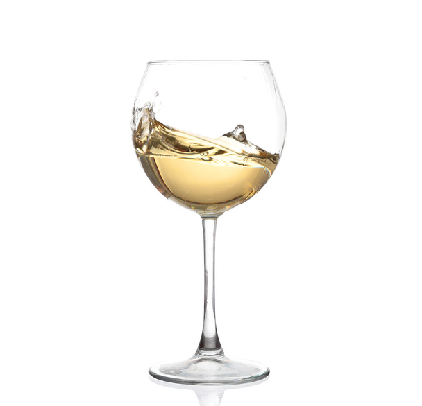 Vino blanco girando en una copa de vino de copa, aislado sobre un fondo blanco
 - Foto, Imagen