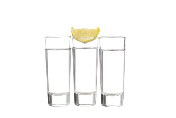 Beyaz arka plan üzerinde izole limon ile üç tekila - Fotoğraf, Görsel