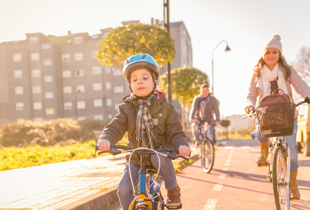 Famiglia con bambini a cavallo biciclette in città
 - Foto, immagini
