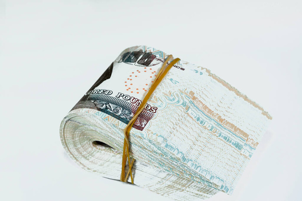 100 EGP LE 100 Mısırlı nakit para banknotları lastik bantla sarılmış, Mısır para destesi paund Sultan Hasan camii ve Giza Sfenksi, seçici odaklı - Fotoğraf, Görsel