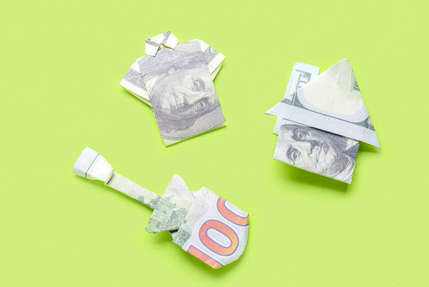 Origami gemaakt van dollarbiljetten op groene achtergrond - Foto, afbeelding