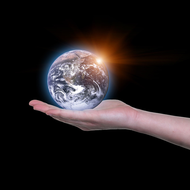 Erde in den Händen, rettendes Erdkonzept, Hände, die Erde vor schwarzem Hintergrund halten. Elemente dieses Bildes von der nasa - Foto, Bild