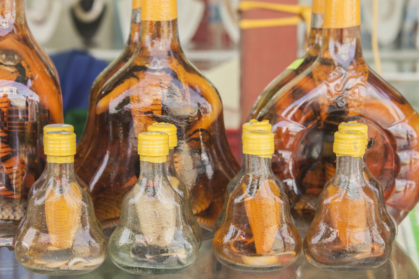 garrafas de vinho de cobra
 - Foto, Imagem