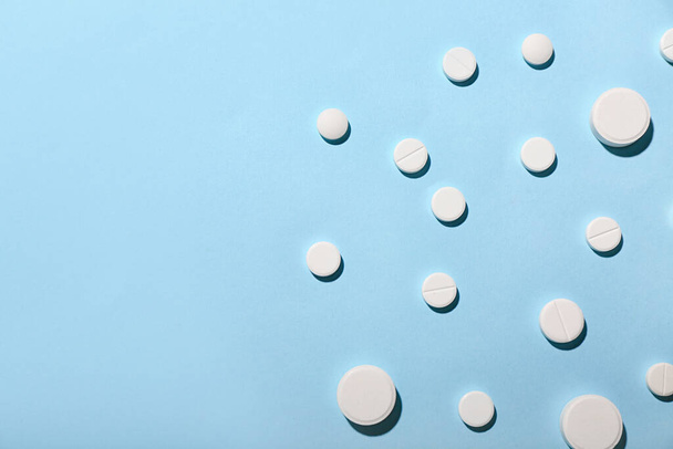 Pílulas brancas em fundo azul - Foto, Imagem