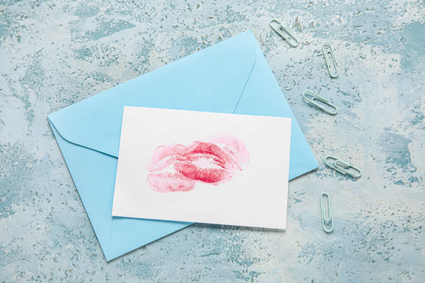 Koperta ze śladami pocałunku szminki na grunge tle - Zdjęcie, obraz