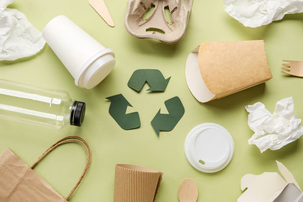 Signo de reciclaje con basura sobre fondo verde - Foto, imagen