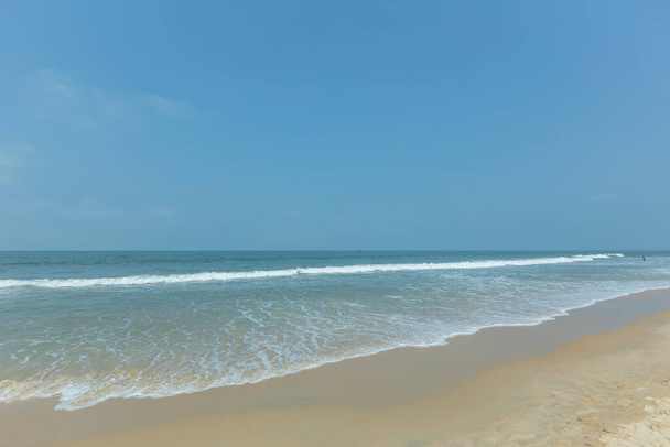 Benaulim Sunny Beach ist ein beliebtes Badeziel im indischen Bundesstaat Goa. Der Strand ist für seinen goldenen Sand und sein klares, blaues Wasser bekannt und daher ein idealer Ort für Besucher. - Foto, Bild