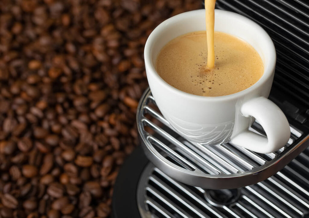 Pouring fresh morning coffee with espresso machine and sunlight and raw aroma beans.Macro - Valokuva, kuva