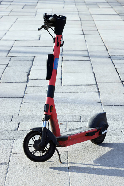  Scooter elettrico per la quota pubblica in piedi fuori sulla strada della città. Trasporto pubblico mobile.      - Foto, immagini