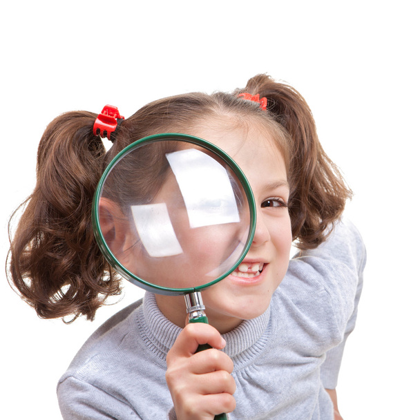 child with magnifying spy glass - Foto, afbeelding