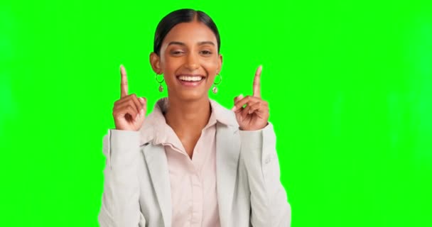 幸せな女性は、顔や金融取引のニュース、貯蓄のアイデアや投資モックアッププロモーションの孤立した緑の画面で指摘する。笑顔、肖像画や金融成長のアジェンダのモックアップスペースを示す手. - 映像、動画