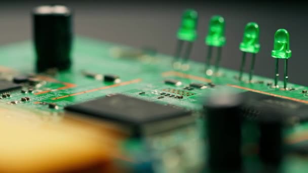 Vihreä painettu piiri emolevy komponentit mikrosirut CPU prosessori transistorit puolijohteet lähikuva - Materiaali, video
