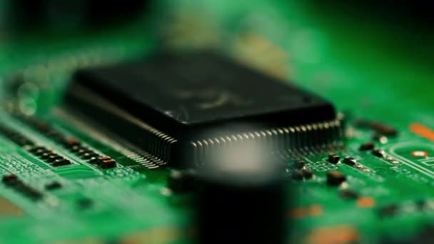 グリーンプリント回路マザーボードコンポーネントマイクロチップCPUプロセッサトランジスタ半導体クローズアップ - 映像、動画