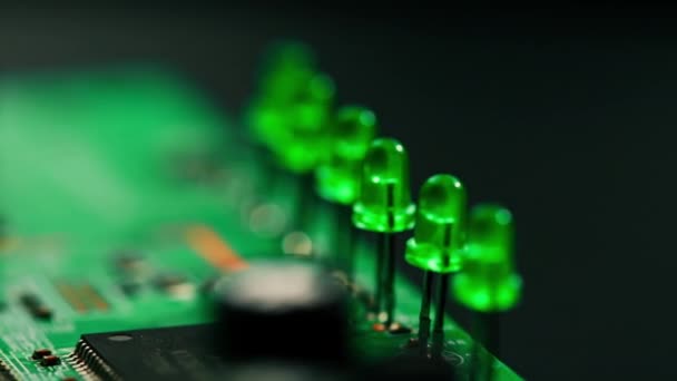 Πράσινο τυπωμένο κύκλωμα μητρική πλακέτα μικροτσίπ επεξεργαστή τρανζίστορ ημιαγωγοί closeup - Πλάνα, βίντεο