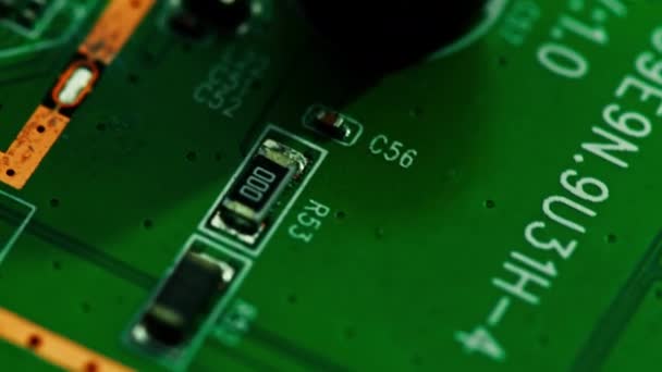 Компоненты материнской платы с зеленой печатью Микрочипы Процессорные транзисторы полупроводников - Кадры, видео