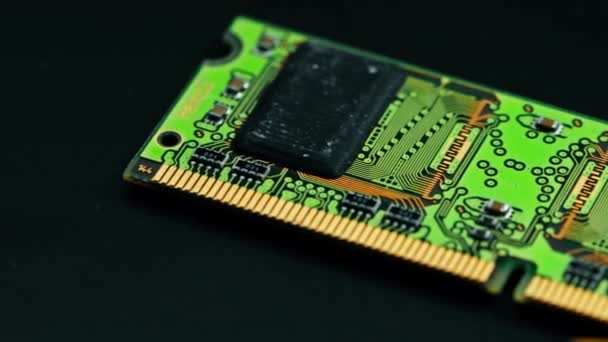 Vihreä painettu piiri emolevy komponentit mikrosirut CPU prosessori transistorit puolijohteet lähikuva - Materiaali, video