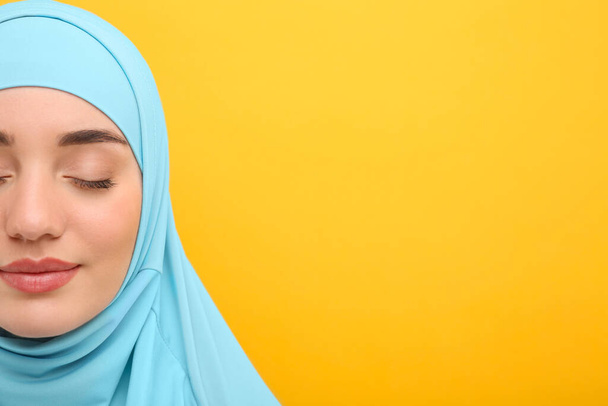 Muslim woman in hijab on orange background, closeup. Space for text - Fotografie, Obrázek