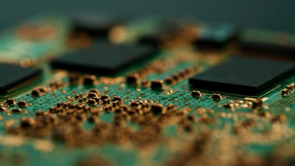 Componentes de placa madre de circuito impreso verde microchips Procesador de CPU transistores semiconductores primer plano - Metraje, vídeo